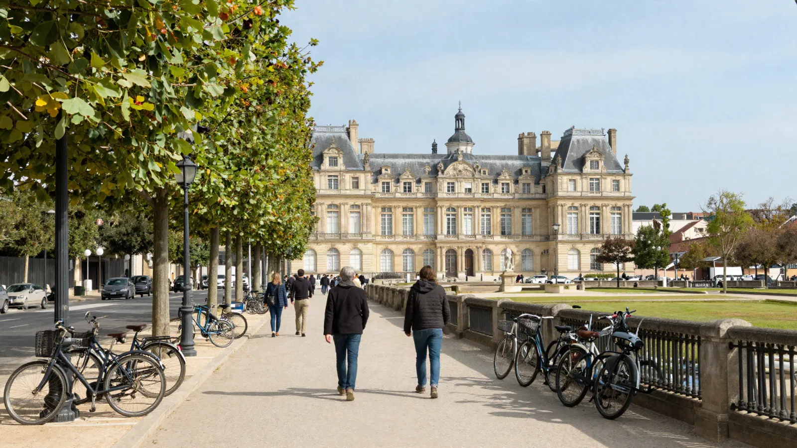 Piétons et vélos dans une rue de Versailles