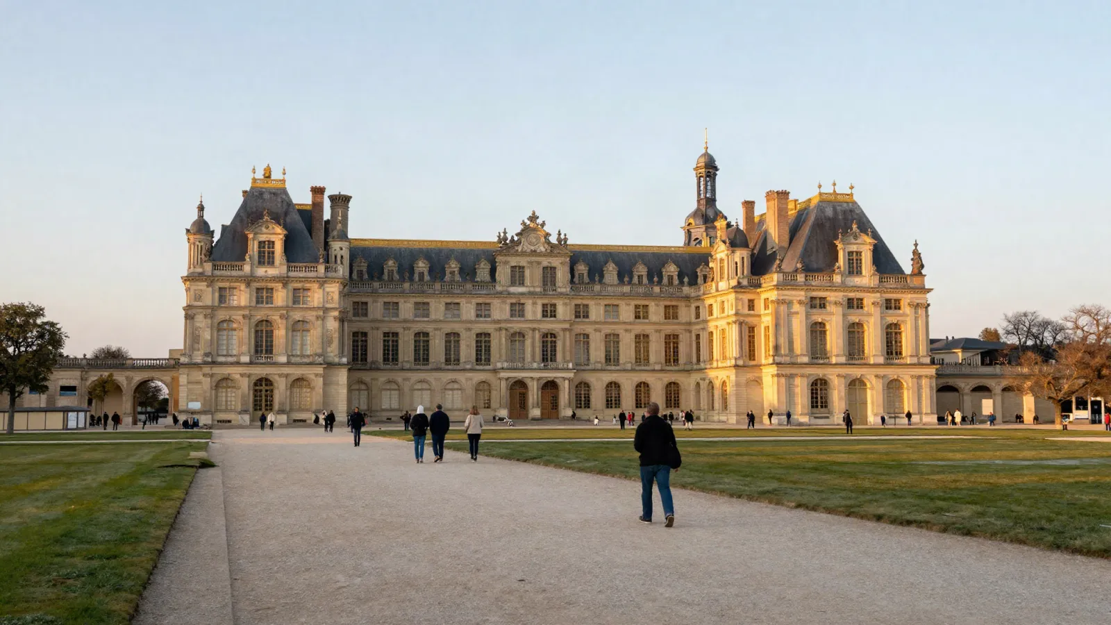 Allée piétonne menant vers le château de Versailles